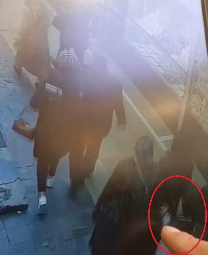 Kapalıçarşı’da pes dedirten cep telefon hırsızlığı anbean kameralarda Bursa’da yürüyen kadının çantasından cep telefonu çalan hırsızın cesaretini görenler ’pes’ dedi. Olay, merkez Osmangazi ilçesi Nalbantoğlu ...