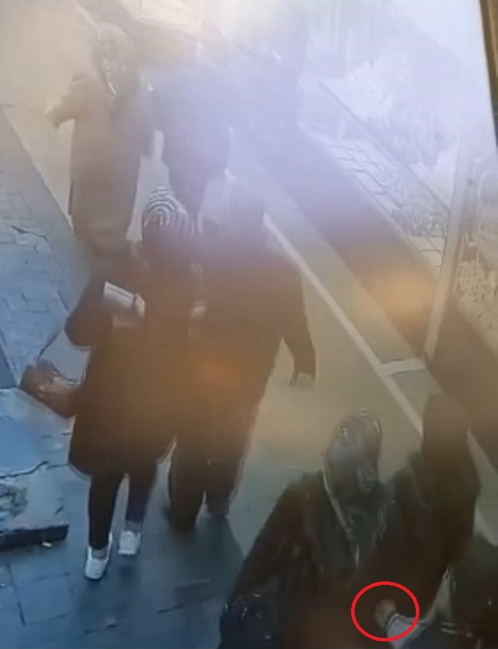 Kapalıçarşı’da pes dedirten cep telefon hırsızlığı anbean kameralarda Bursa’da yürüyen kadının çantasından cep telefonu çalan hırsızın cesaretini görenler ’pes’ dedi. Olay, merkez Osmangazi ilçesi Nalbantoğlu ...