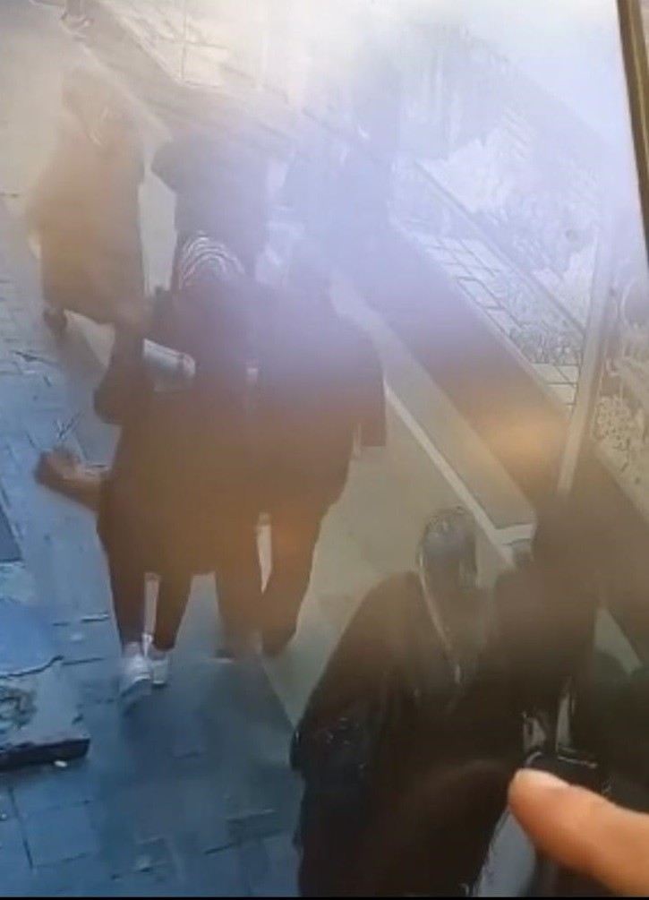 Kapalıçarşı’da pes dedirten cep telefon hırsızlığı anbean kameralarda Bursa’da yürüyen kadının çantasından cep telefonu çalan hırsızın cesaretini görenler ’pes’ dedi. Olay, merkez Osmangazi ilçesi Nalbantoğlu ...