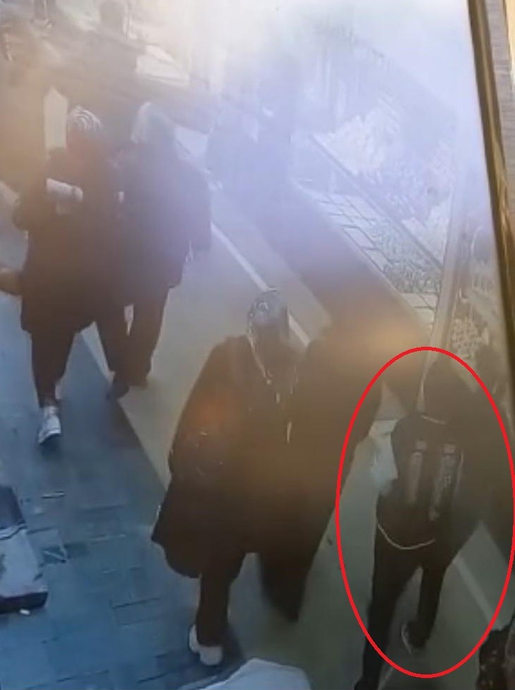 Kapalıçarşı’da pes dedirten cep telefon hırsızlığı anbean kameralarda Bursa’da yürüyen kadının çantasından cep telefonu çalan hırsızın cesaretini görenler ’pes’ dedi. Olay, merkez Osmangazi ilçesi Nalbantoğlu ...