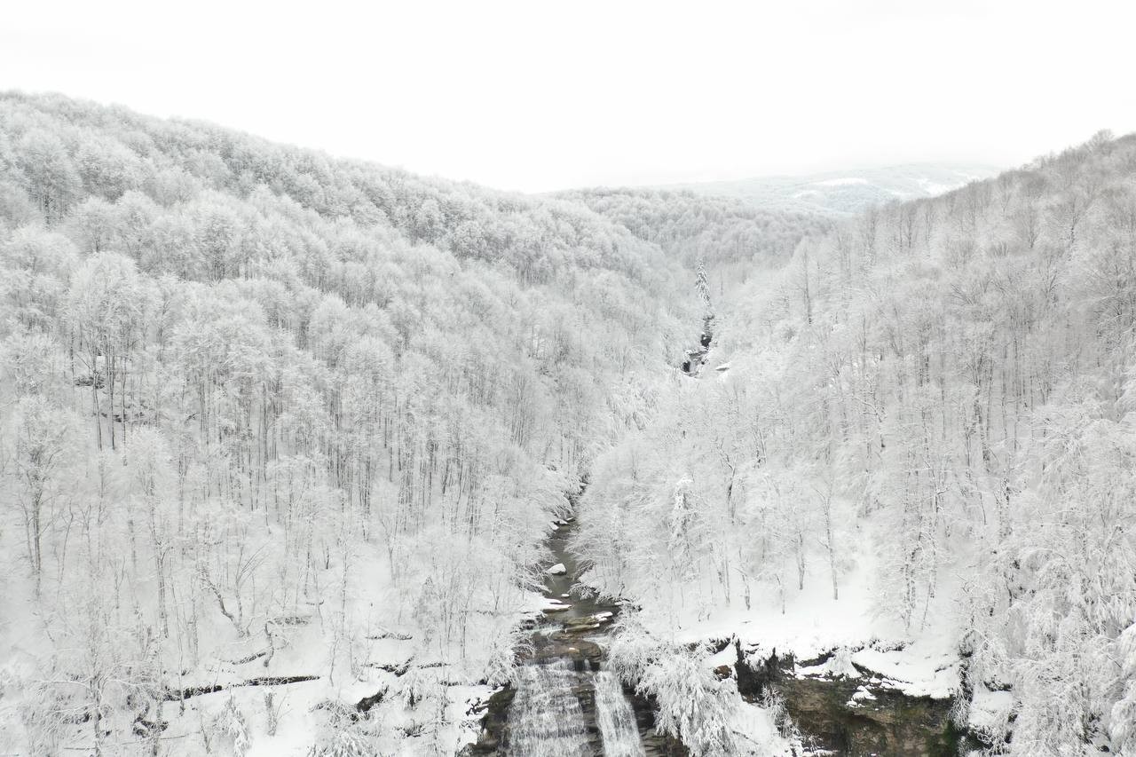Kar altındaki Suuçtu Şelalesi görenleri büyülüyor Bursa’nın Mustafakemalpaşa ilçesindeki Suuçtu Şelâlesi beyaza büründü. Şelâlenin beyaza bürünmüş haliyle havadan görüntüsü nefesleri kesti. Bursa ...