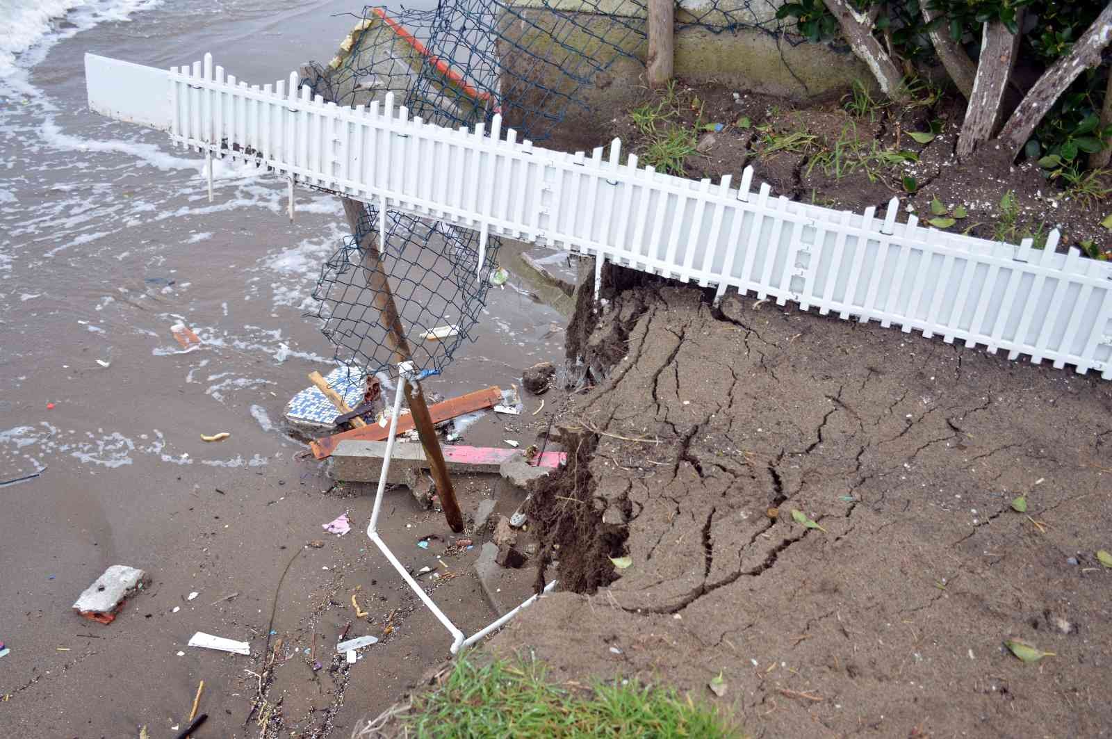 Karadeniz, bu ilçeyi parça parça yutuyor Sakarya’nın Karasu sahilinde etkisini arttıran kıyı erozyonu bir evin arsasını ve bahçe duvarlarını denizle buluşturdu. Tehlike oluşturan ...
