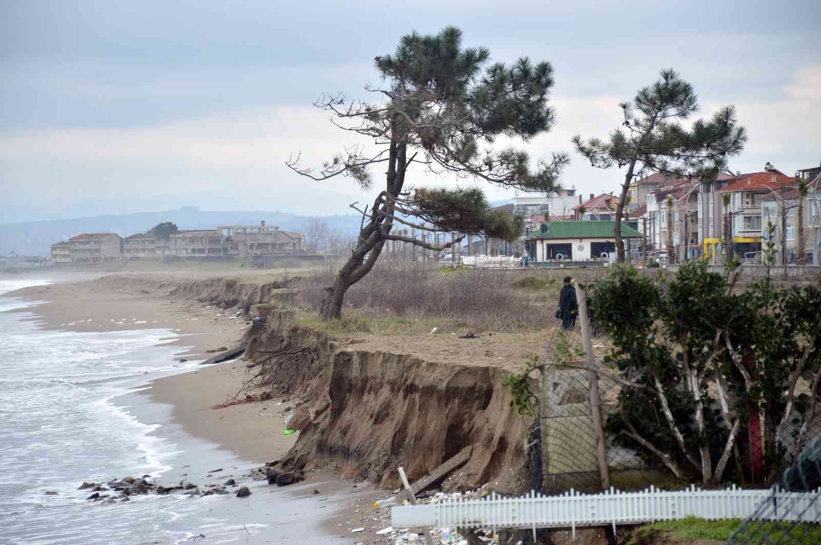 Karadeniz, bu ilçeyi parça parça yutuyor Sakarya’nın Karasu sahilinde etkisini arttıran kıyı erozyonu bir evin arsasını ve bahçe duvarlarını denizle buluşturdu. Tehlike oluşturan ...