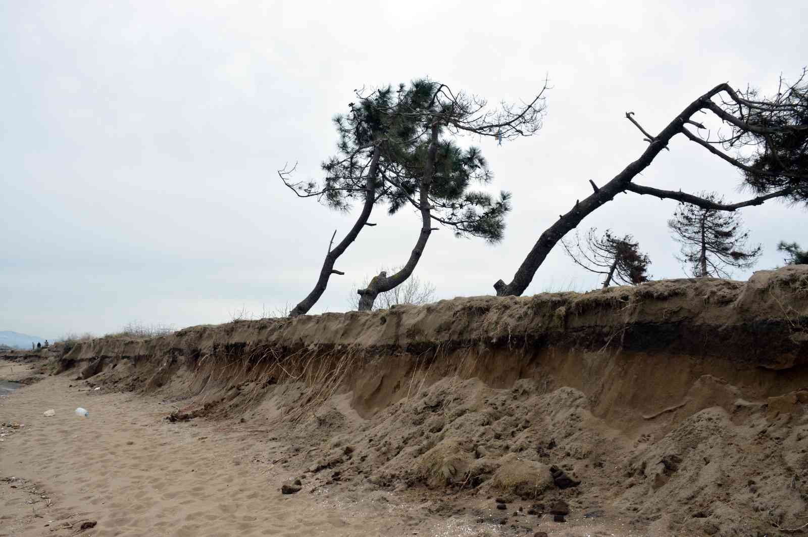 Karadeniz, bu ilçeyi parça parça yutuyor Sakarya’nın Karasu sahilinde etkisini arttıran kıyı erozyonu bir evin arsasını ve bahçe duvarlarını denizle buluşturdu. Tehlike oluşturan ...