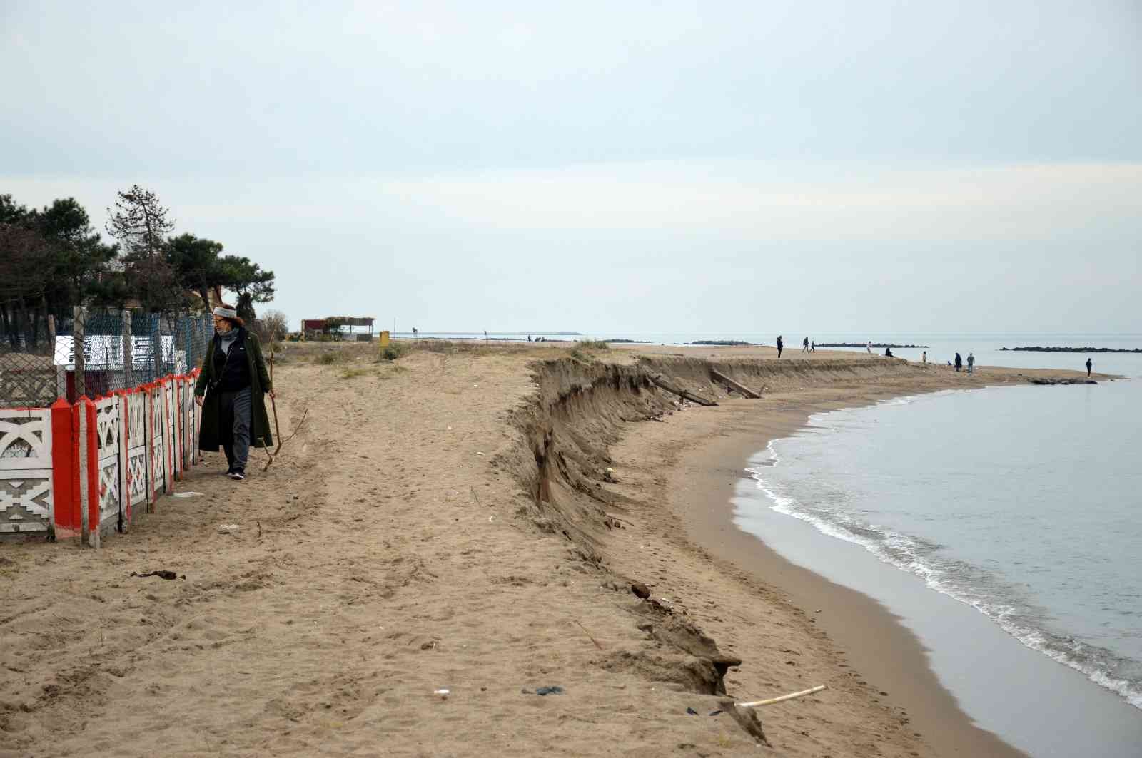 Karadeniz, bu ilçeyi parça parça yutuyor Sakarya’nın Karasu sahilinde etkisini arttıran kıyı erozyonu bir evin arsasını ve bahçe duvarlarını denizle buluşturdu. Tehlike oluşturan ...