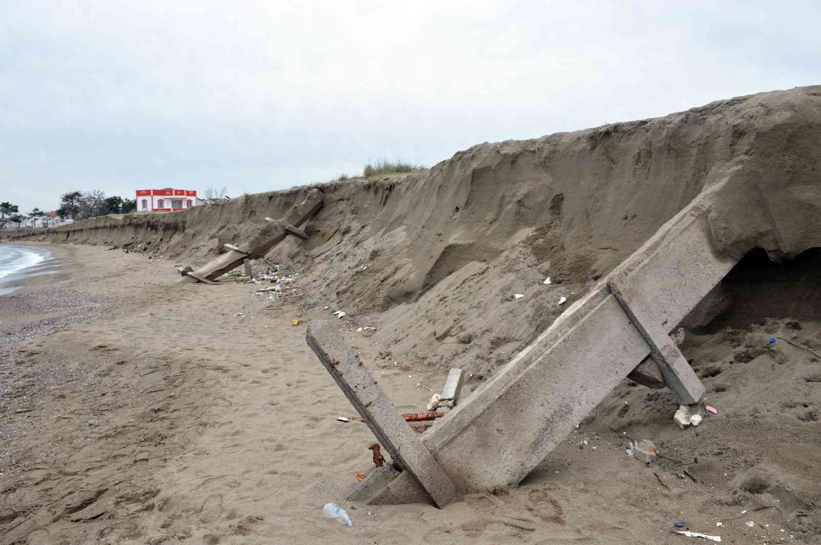 Karadeniz, bu ilçeyi parça parça yutuyor Sakarya’nın Karasu sahilinde etkisini arttıran kıyı erozyonu bir evin arsasını ve bahçe duvarlarını denizle buluşturdu. Tehlike oluşturan ...