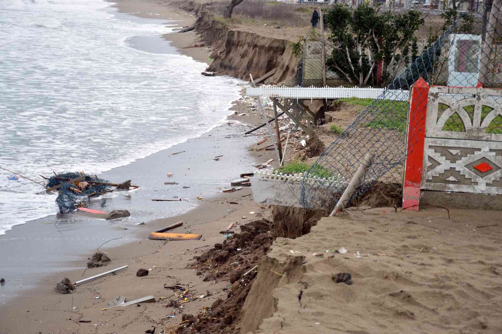 Karadeniz, bu ilçeyi parça parça yutuyor Sakarya’nın Karasu sahilinde etkisini arttıran kıyı erozyonu bir evin arsasını ve bahçe duvarlarını denizle buluşturdu. Tehlike oluşturan ...