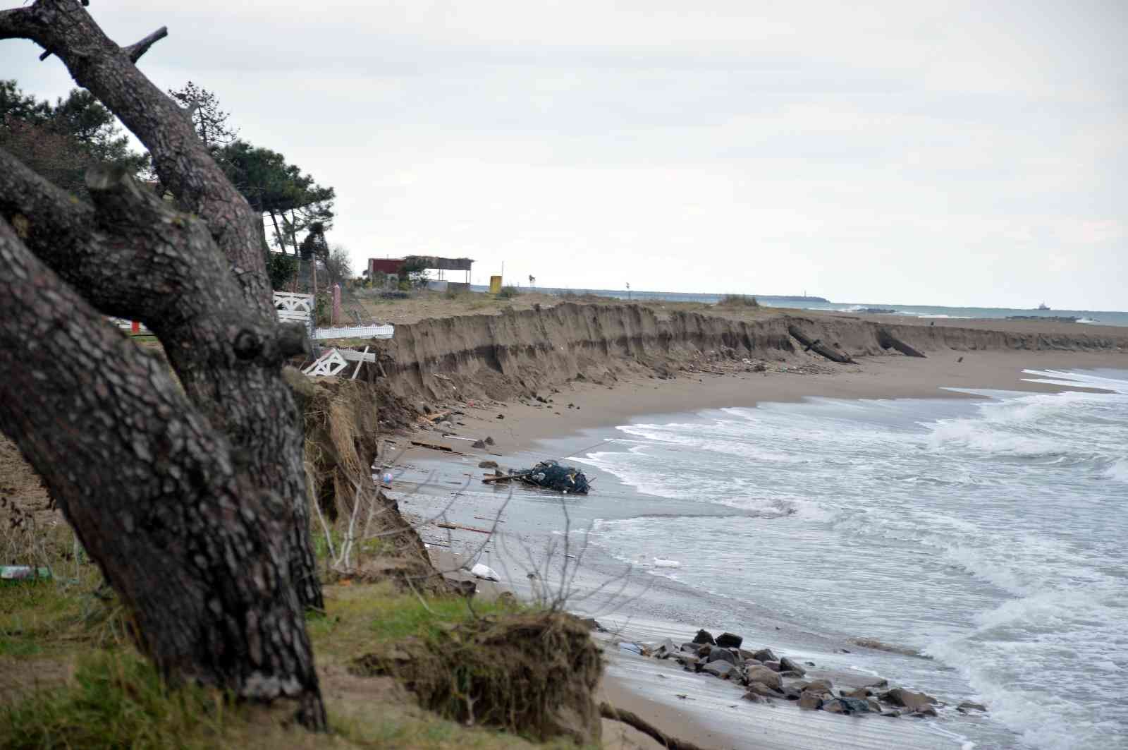 Karadeniz, bu ilçeyi parça parça yutuyor Sakarya’nın Karasu sahilinde etkisini arttıran kıyı erozyonu bir evin arsasını ve bahçe duvarlarını denizle buluşturdu. Tehlike oluşturan ...