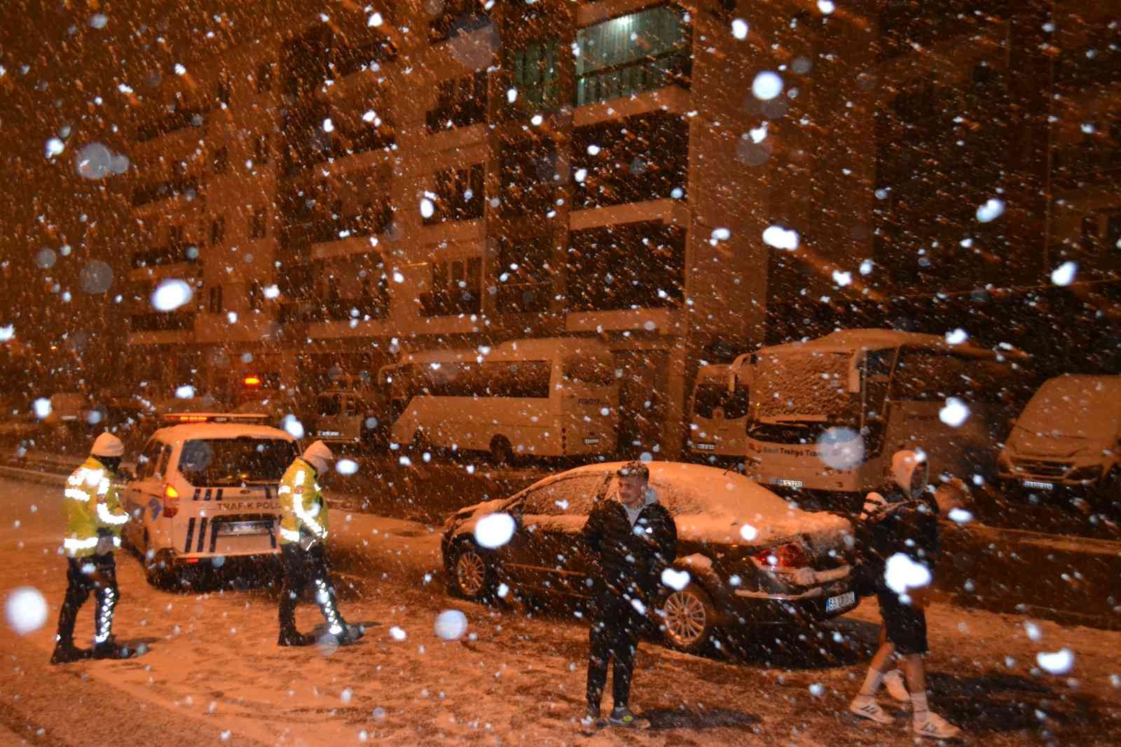 Karda drift şovu 9 bin 125 liraya patladı Tekirdağ Çorlu’da karla kaplı zeminde drift atan sürücü, trafik polisi tarafından yakalanarak 9 bin 125 lira para cezası kesildi. Kamerayı gören ...