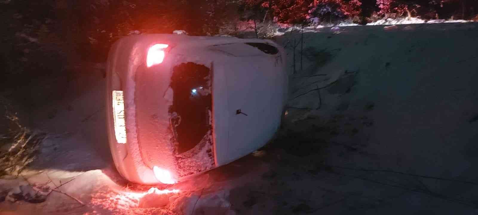 Kocaeli’nin Gebze ilçesinde kar yağışı sonrasında kayganlaşan yolda kontrolü kaybeden sürücü otomobiliyle takla attı. Kazada 4 kişi yaralandı ...
