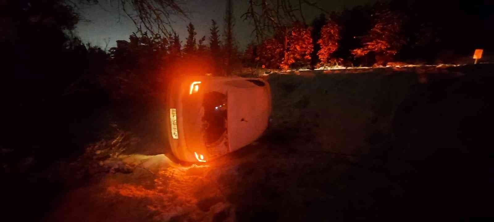 Kocaeli’nin Gebze ilçesinde kar yağışı sonrasında kayganlaşan yolda kontrolü kaybeden sürücü otomobiliyle takla attı. Kazada 4 kişi yaralandı ...