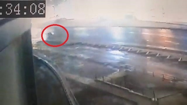 Karda takla atan otomobil güvenlik kameralarına takıldı Bursa’da kar yağışı sebebiyle kayganlaşan yolda direksiyon hakimiyetini kaybeden sürücü, takla atan otomobilin içinde sıkıştı. Yaşanan korku dolu ...