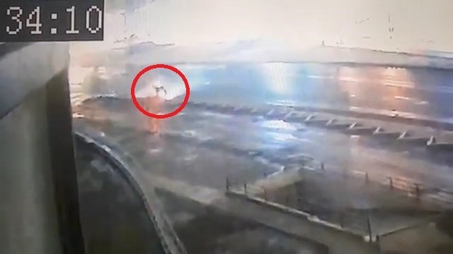 Karda takla atan otomobil güvenlik kameralarına takıldı Bursa’da kar yağışı sebebiyle kayganlaşan yolda direksiyon hakimiyetini kaybeden sürücü, takla atan otomobilin içinde sıkıştı. Yaşanan korku dolu ...