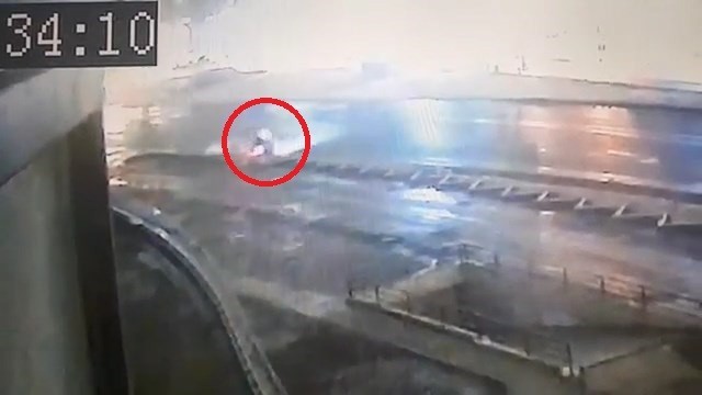 Karda takla atan otomobil güvenlik kameralarına takıldı Bursa’da kar yağışı sebebiyle kayganlaşan yolda direksiyon hakimiyetini kaybeden sürücü, takla atan otomobilin içinde sıkıştı. Yaşanan korku dolu ...