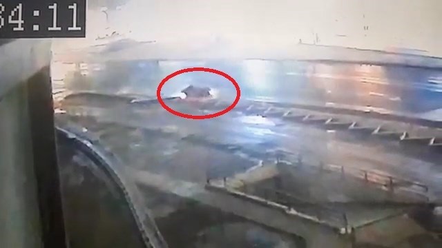 Karda takla atan otomobil güvenlik kameralarına takıldı Bursa’da kar yağışı sebebiyle kayganlaşan yolda direksiyon hakimiyetini kaybeden sürücü, takla atan otomobilin içinde sıkıştı. Yaşanan korku dolu ...