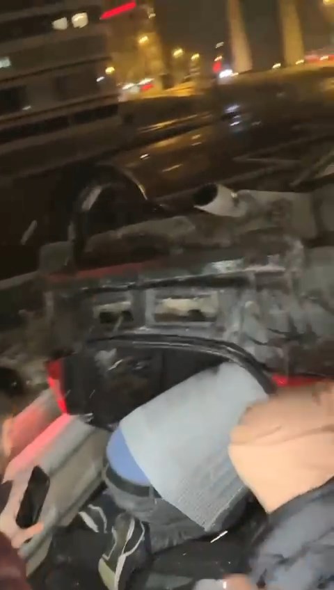 Karda takla atan otomobil güvenlik kameralarına takıldı Bursa’da kar yağışı sebebiyle kayganlaşan yolda direksiyon hakimiyetini kaybeden sürücü, takla atan otomobilin içinde sıkıştı. Yaşanan korku dolu ...