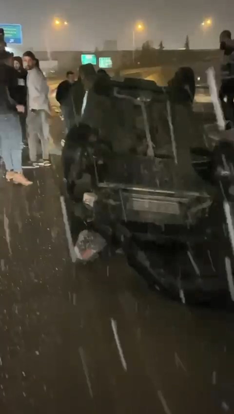 Karda takla atan otomobil güvenlik kameralarına takıldı Bursa’da kar yağışı sebebiyle kayganlaşan yolda direksiyon hakimiyetini kaybeden sürücü, takla atan otomobilin içinde sıkıştı. Yaşanan korku dolu ...