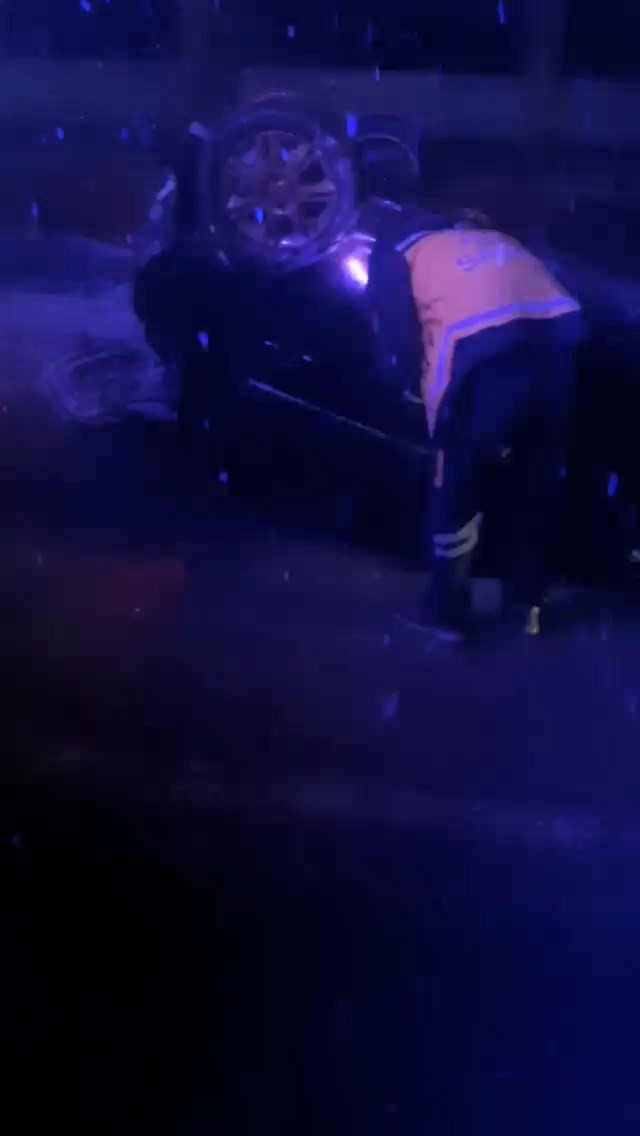Karda takla atan otomobil güvenlik kameralarına takıldı Bursa’da kar yağışı sebebiyle kayganlaşan yolda direksiyon hakimiyetini kaybeden sürücü, takla atan otomobilin içinde sıkıştı. Yaşanan korku dolu ...