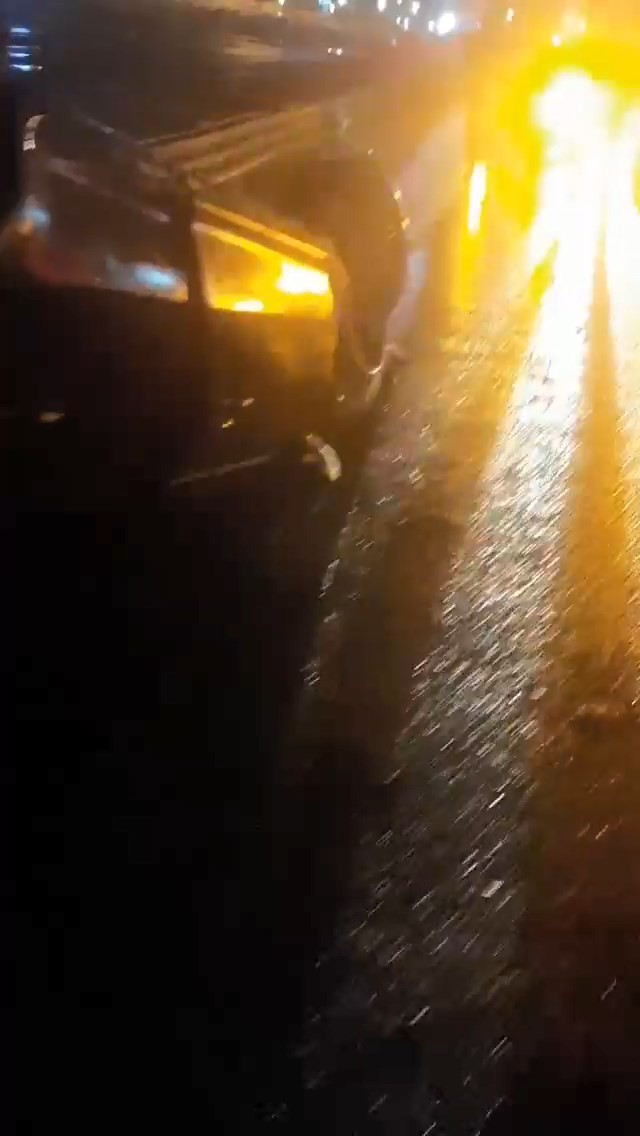 Karda takla atan otomobil güvenlik kameralarına takıldı Bursa’da kar yağışı sebebiyle kayganlaşan yolda direksiyon hakimiyetini kaybeden sürücü, takla atan otomobilin içinde sıkıştı. Yaşanan korku dolu ...