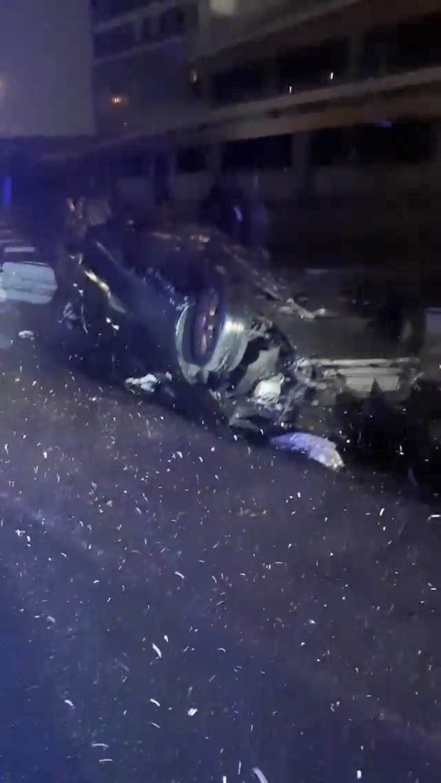 Karda takla atan otomobil güvenlik kameralarına takıldı Bursa’da kar yağışı sebebiyle kayganlaşan yolda direksiyon hakimiyetini kaybeden sürücü, takla atan otomobilin içinde sıkıştı. Yaşanan korku dolu ...