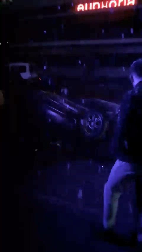 Karda takla atan otomobil güvenlik kameralarına takıldı Bursa’da kar yağışı sebebiyle kayganlaşan yolda direksiyon hakimiyetini kaybeden sürücü, takla atan otomobilin içinde sıkıştı. Yaşanan korku dolu ...