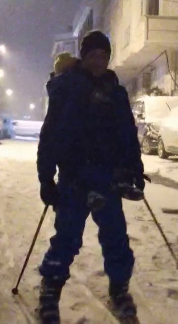 İstanbul’da karla örtülürken güvenlik amirliği yapan ve kayakla ilgilenen Nevruz Avcı da kayak takımları giydi, oğlunu sırtına alarak karla kaplı ...