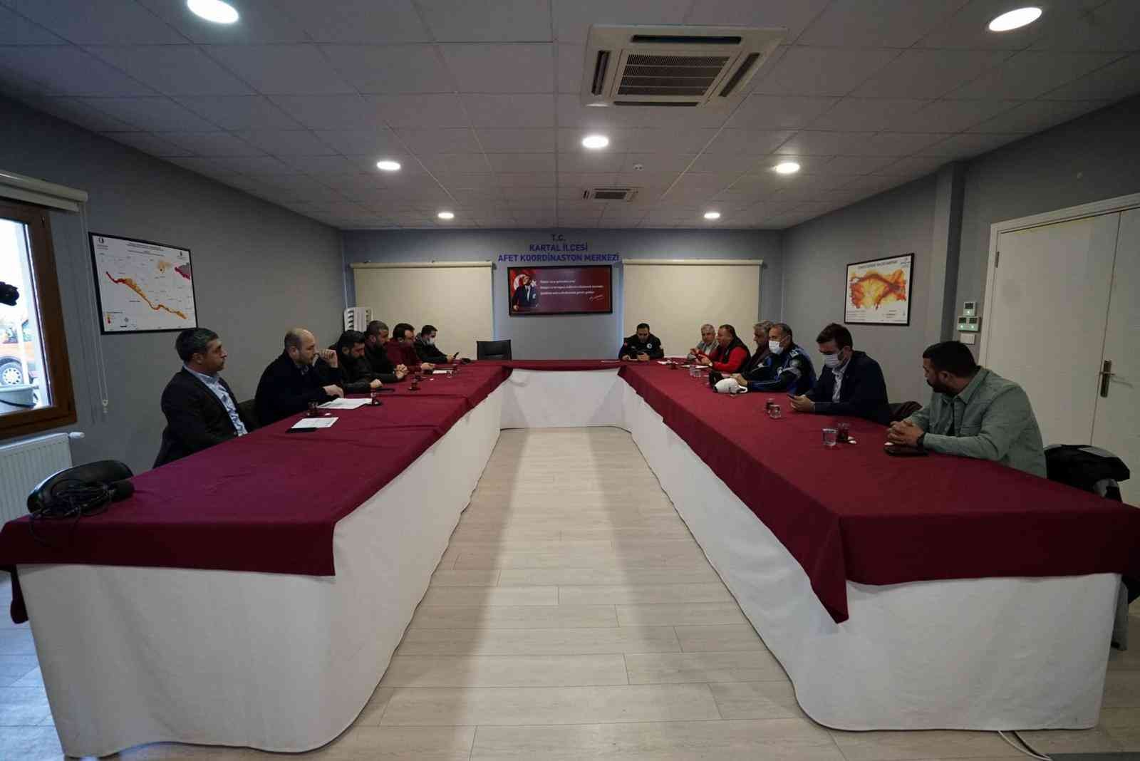 Kartal Belediyesi, Meteoroloji Genel Müdürlüğü tarafından bildirilen kar yağışına karşı ilgili tüm birimleriyle teyakkuza geçti. Kartal ...