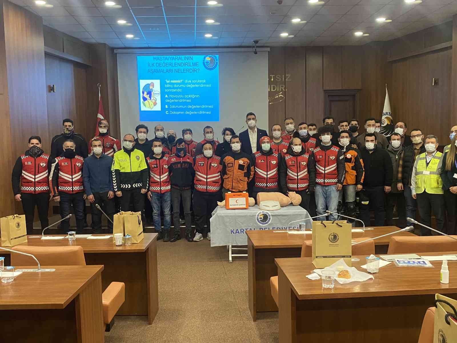 Kartal Belediyesi’nden motokuryelere sertifikalı ilk yardım eğitimi Kartal Belediyesi’nde 40 motokuryeye sertifikalı temel ilk yardım eğitimi verildi. Motokuryeler sertifikalarını Kartal Belediye Başkanı Gökhan ...