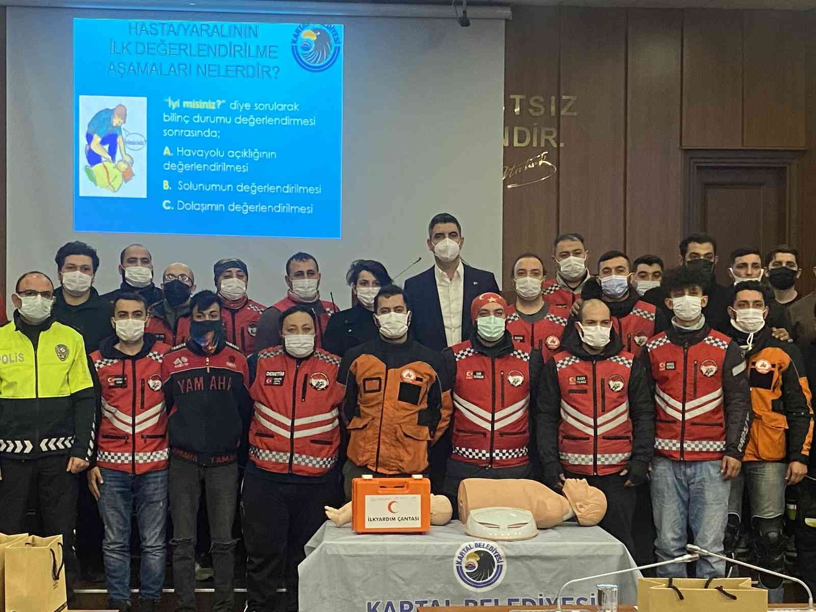 Kartal Belediyesi’nden motokuryelere sertifikalı ilk yardım eğitimi Kartal Belediyesi’nde 40 motokuryeye sertifikalı temel ilk yardım eğitimi verildi. Motokuryeler sertifikalarını Kartal Belediye Başkanı Gökhan ...