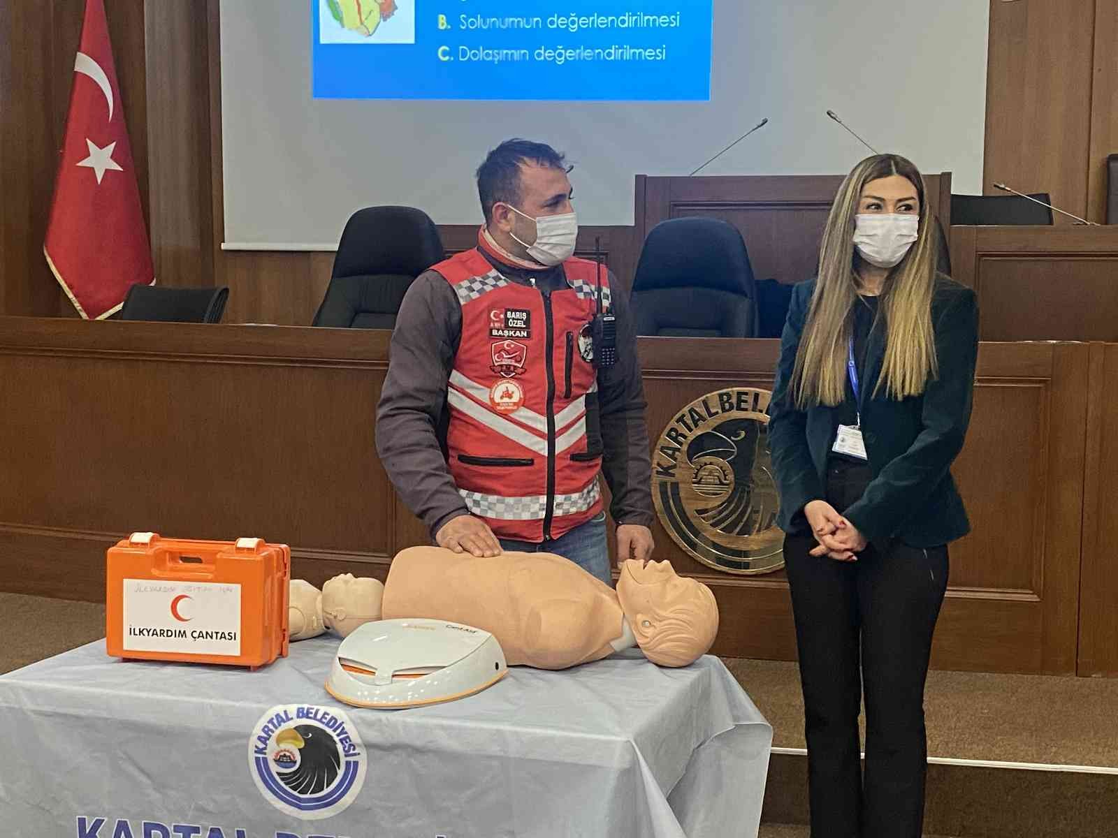 Kartal Belediyesi’nden motokuryelere sertifikalı ilk yardım eğitimi Kartal Belediyesi’nde 40 motokuryeye sertifikalı temel ilk yardım eğitimi verildi. Motokuryeler sertifikalarını Kartal Belediye Başkanı Gökhan ...