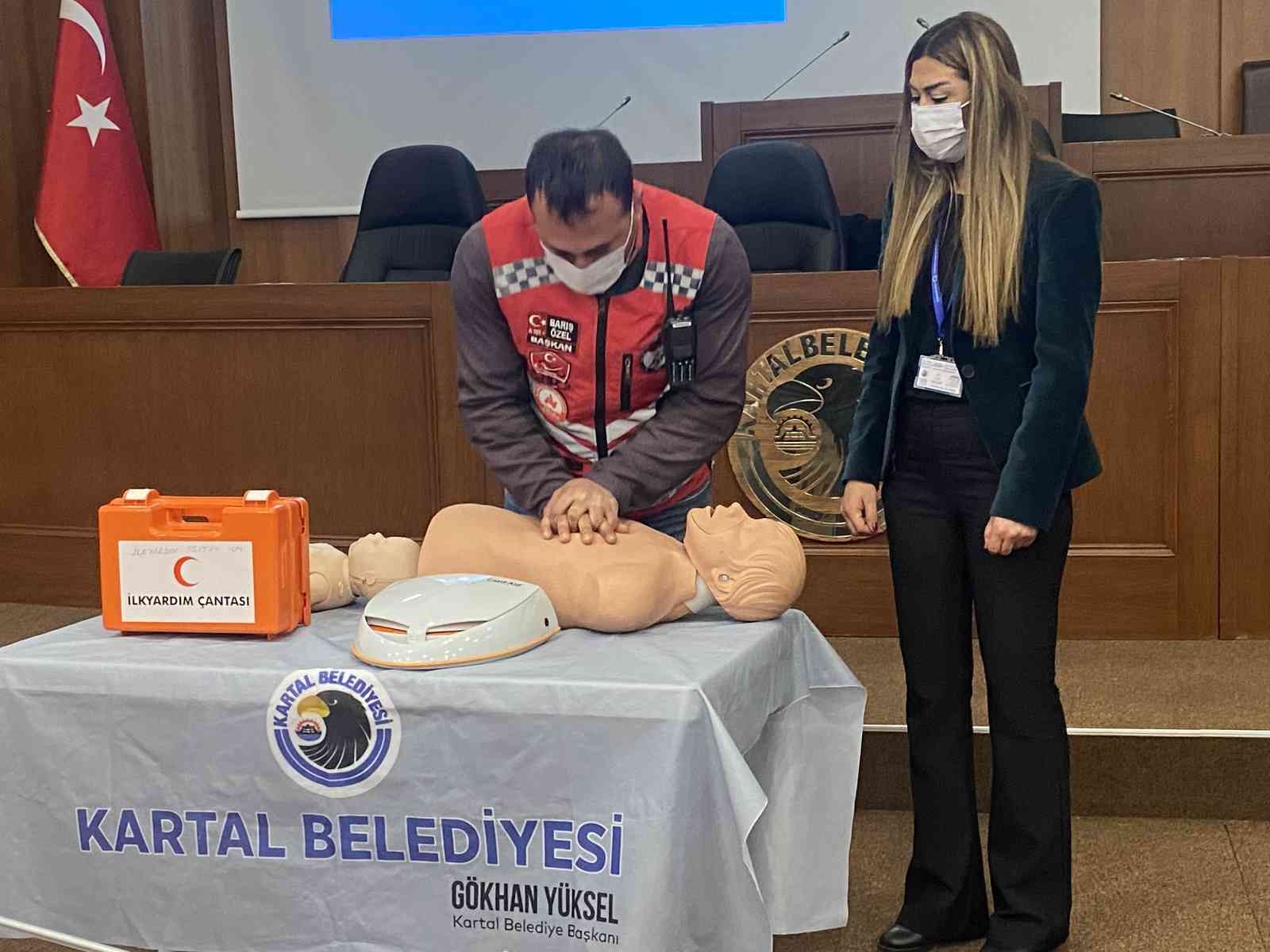 Kartal Belediyesi’nden motokuryelere sertifikalı ilk yardım eğitimi Kartal Belediyesi’nde 40 motokuryeye sertifikalı temel ilk yardım eğitimi verildi. Motokuryeler sertifikalarını Kartal Belediye Başkanı Gökhan ...