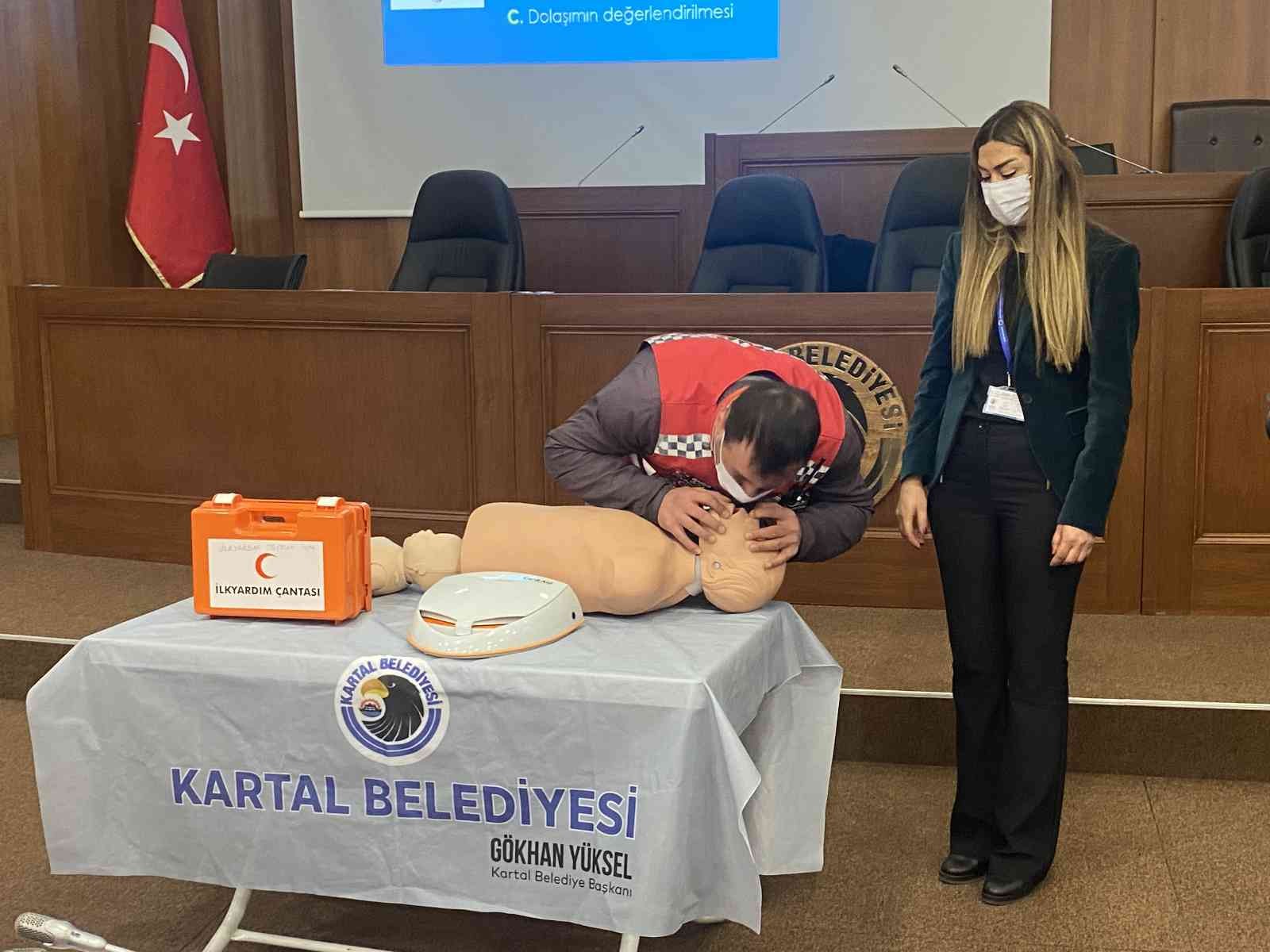 Kartal Belediyesi’nden motokuryelere sertifikalı ilk yardım eğitimi Kartal Belediyesi’nde 40 motokuryeye sertifikalı temel ilk yardım eğitimi verildi. Motokuryeler sertifikalarını Kartal Belediye Başkanı Gökhan ...