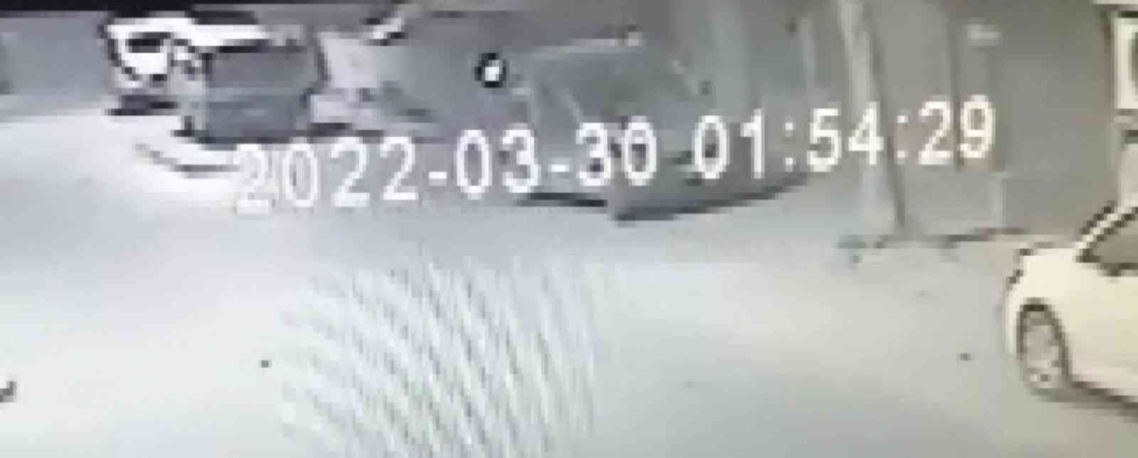 Kartal’da iş için kullandığı aracı çalınınca hem işinden hem aracından oldu Kartal’da kimliği belirsiz şüpheli şahıs park halindeki otomobili düz kontak yaptırarak çaldı. Aracı çalınan hırsızlık mağduru vatandaş ...