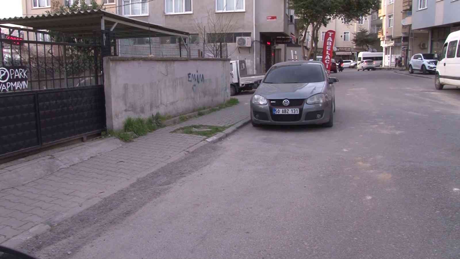 Kartal’da iş için kullandığı aracı çalınınca hem işinden hem aracından oldu Kartal’da kimliği belirsiz şüpheli şahıs park halindeki otomobili düz kontak yaptırarak çaldı. Aracı çalınan hırsızlık mağduru vatandaş ...