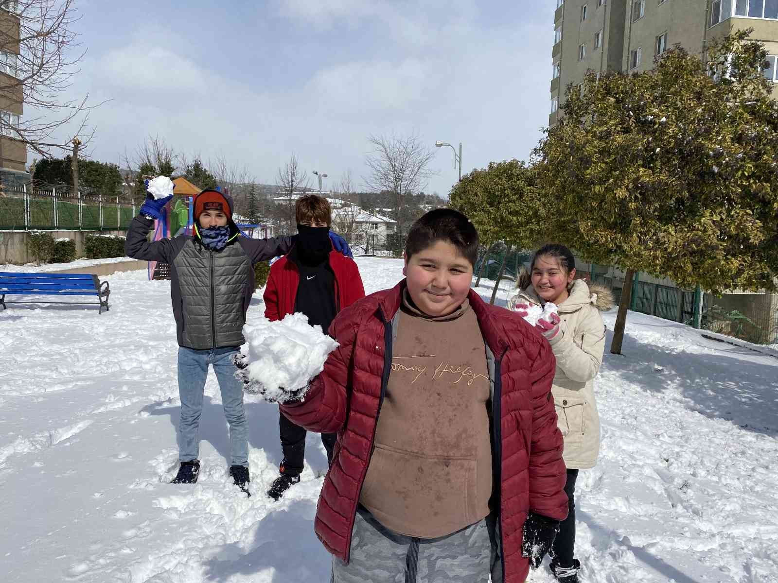 Kartal’da karın keyfini çocuklar çıkardı Kartal’da kar yağışını fırsat bilen çocuklar, okulların da tatil edilmesiyle birlikte kendilerini park ve bahçelere attı. Çocuklar, karın keyfini ...