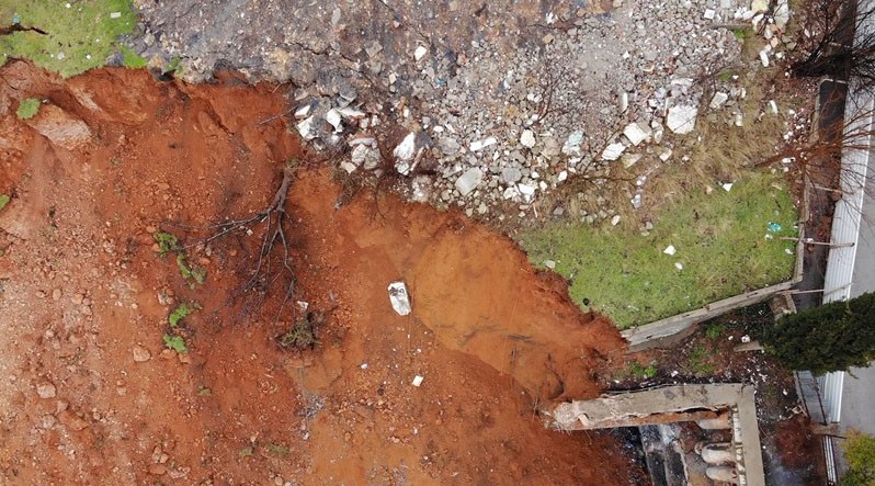 Kartal’da etkili olan sağanak yağış nedeniyle bir inşaat alanında istinat duvarı çökünce toprak kayması meydana geldi. Mahalleli korku dolu anlar ...