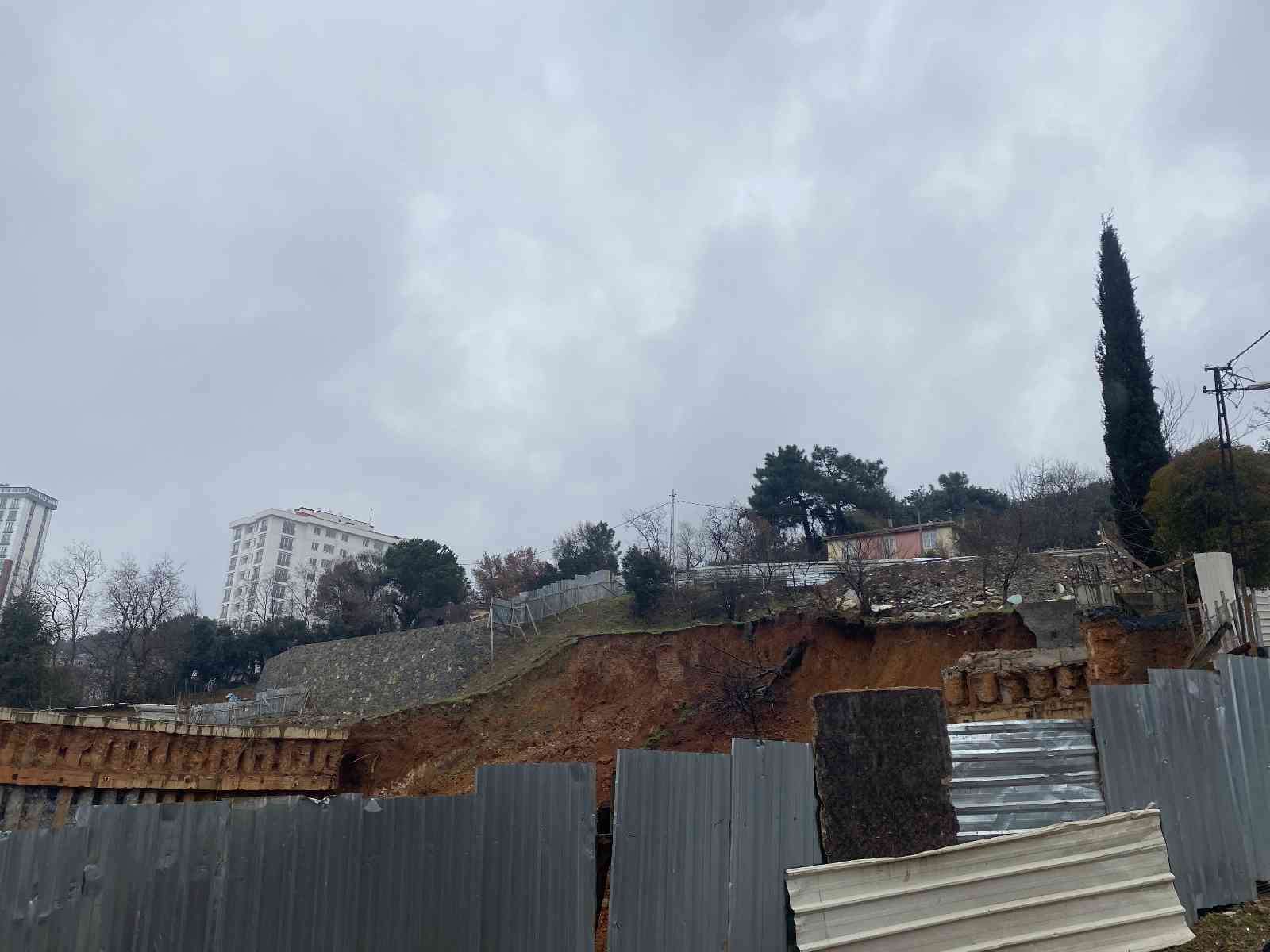 Kartal’da etkili olan sağanak yağış nedeniyle bir inşaat alanında istinat duvarı çökünce toprak kayması meydana geldi. Mahalleli korku dolu anlar ...
