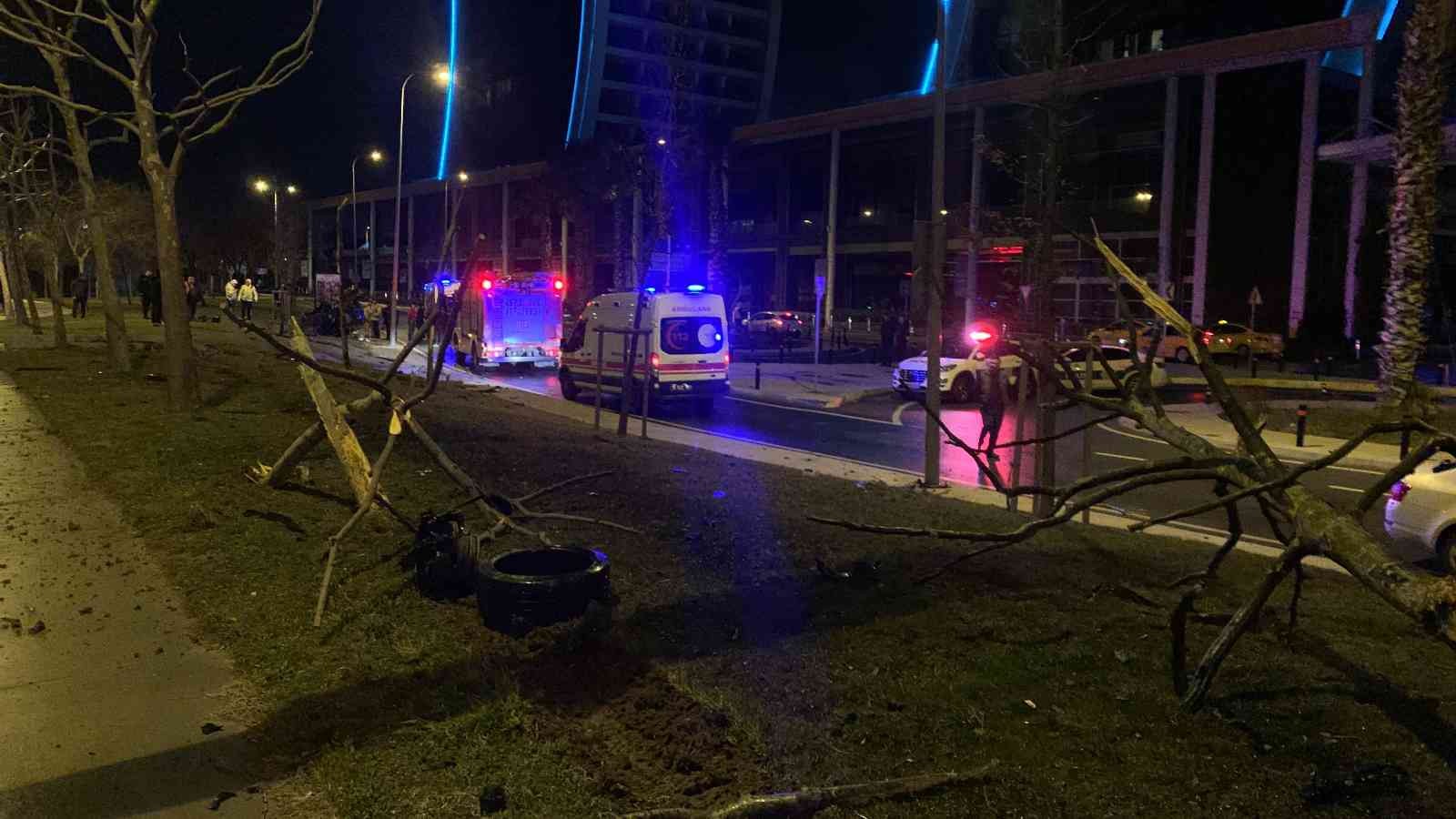 Kartal’da trafik kazası: Yoldan çıkan araç takla attı İstanbul Kartal’da aşırı hız yaptığı iddia edilen araç yoldan çıkıp takla attı. Kazada ...