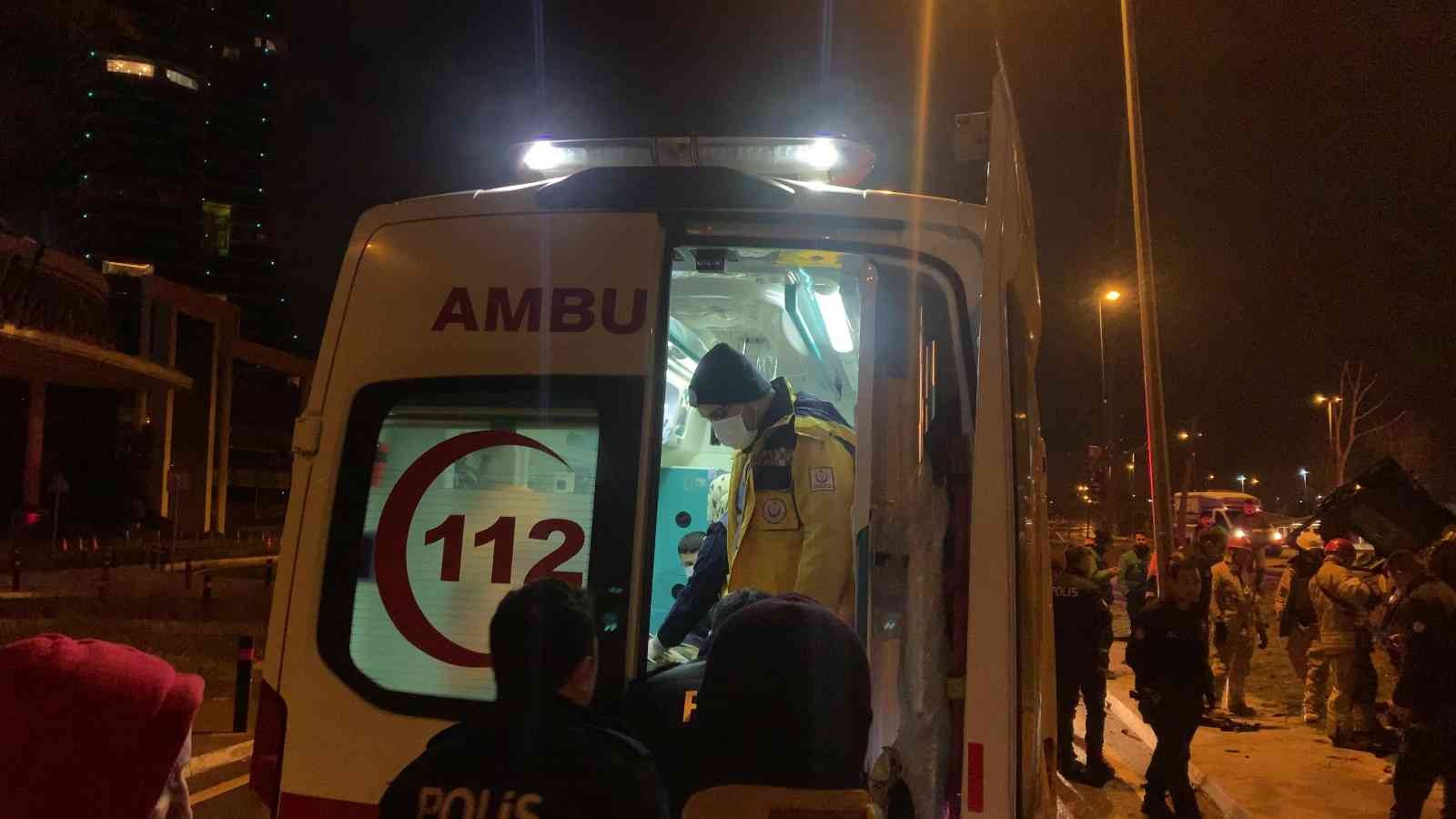 Kartal’da trafik kazası: Yoldan çıkan araç takla attı İstanbul Kartal’da aşırı hız yaptığı iddia edilen araç yoldan çıkıp takla attı. Kazada ...