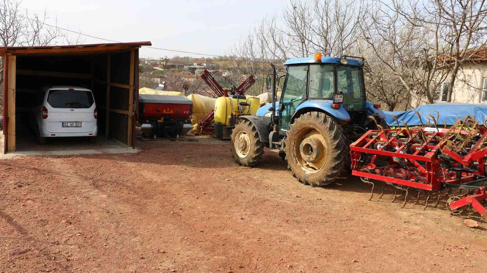 Katledilen ailenin torunu konuştu: "Camlar, duvarlar kana bulanmış" Edirne’nin Uzunköprü ilçesine bağlı Elmalı köyünde katledilen ailenin yakını konuştu. Evde ölü bulunan Mehmet Güner’in torunu Gizem Tunçer ...
