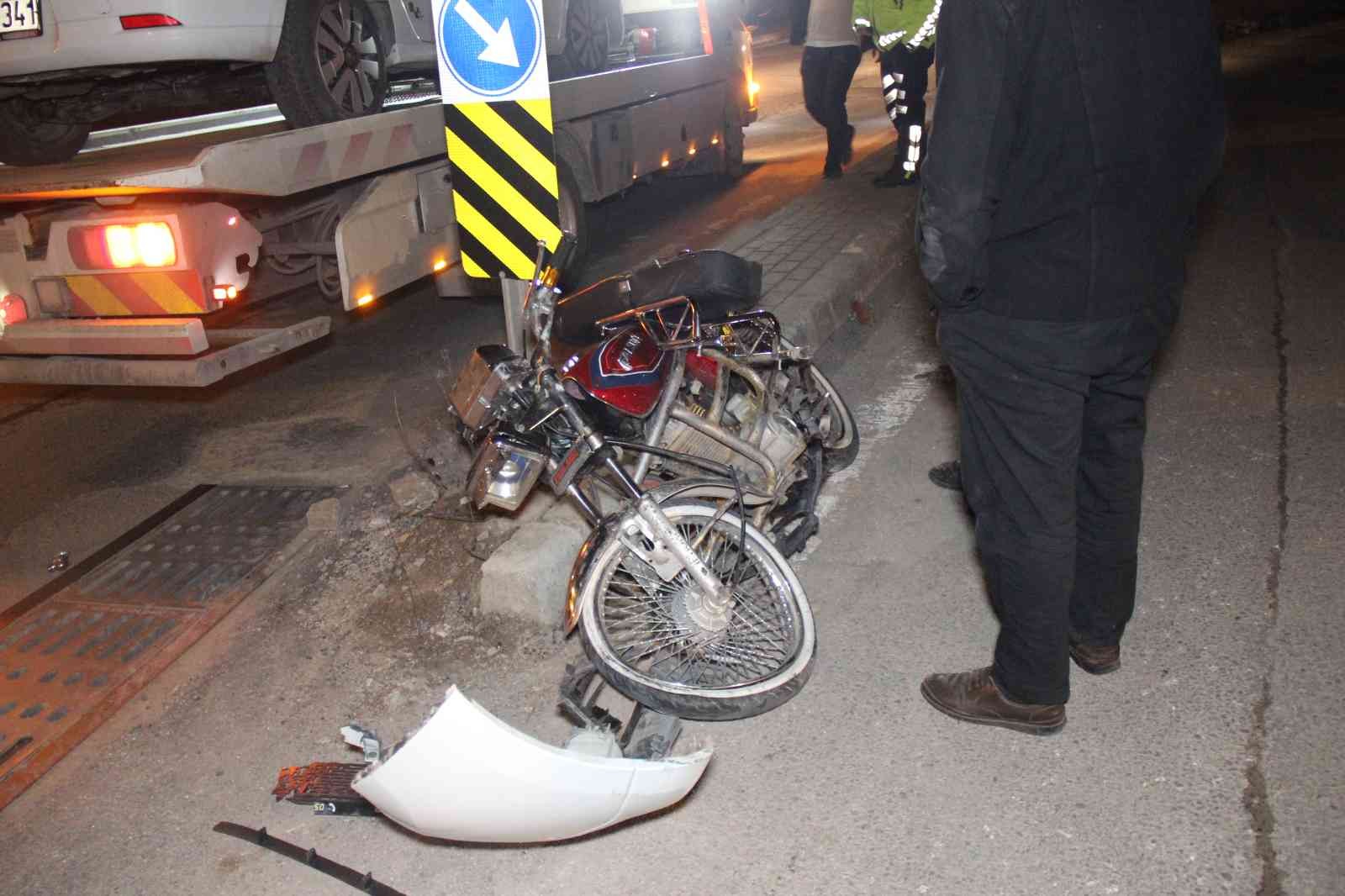 KOCAELİ(İHA) – Kocaeli’nin İzmit ilçesinde kavşaktan dönmek isteyen otomobil ile motosiklet çarpıştı. Kazada 1’i ağır 2 kişi yaralanırken olay ...
