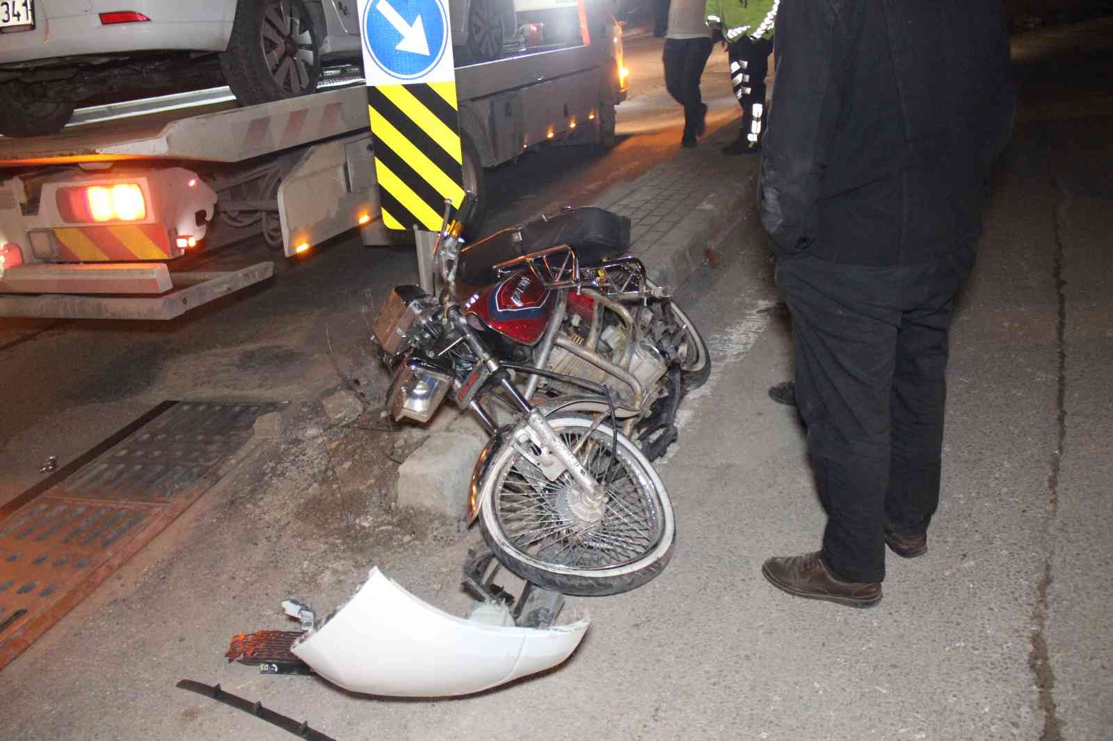 Kavşakta feci kaza: 2 yaralı KOCAELİ(İHA) – Kocaeli’nin İzmit ilçesinde kavşaktan dönmek isteyen otomobil ile motosiklet çarpıştı. Kazada 1’i ağır 2 kişi yaralanırken olay ...