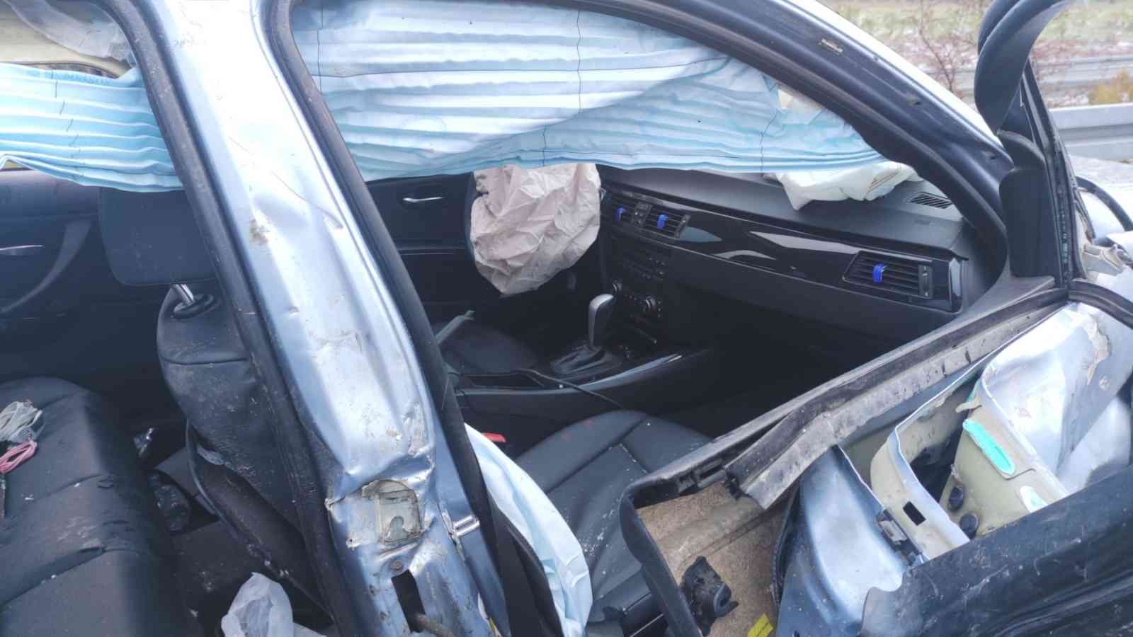 Kayganlaşan otoyolda feci kaza: 1 ölü, 3 yaralı Gebze-Orhangazi-İzmir Otoyolu Orhangazi Tüneli yakınlarında yağıştan dolayı kayganlaşan yolda meydana gelen kazada 1 kişi öldü, 3 kişi yaralandı ...