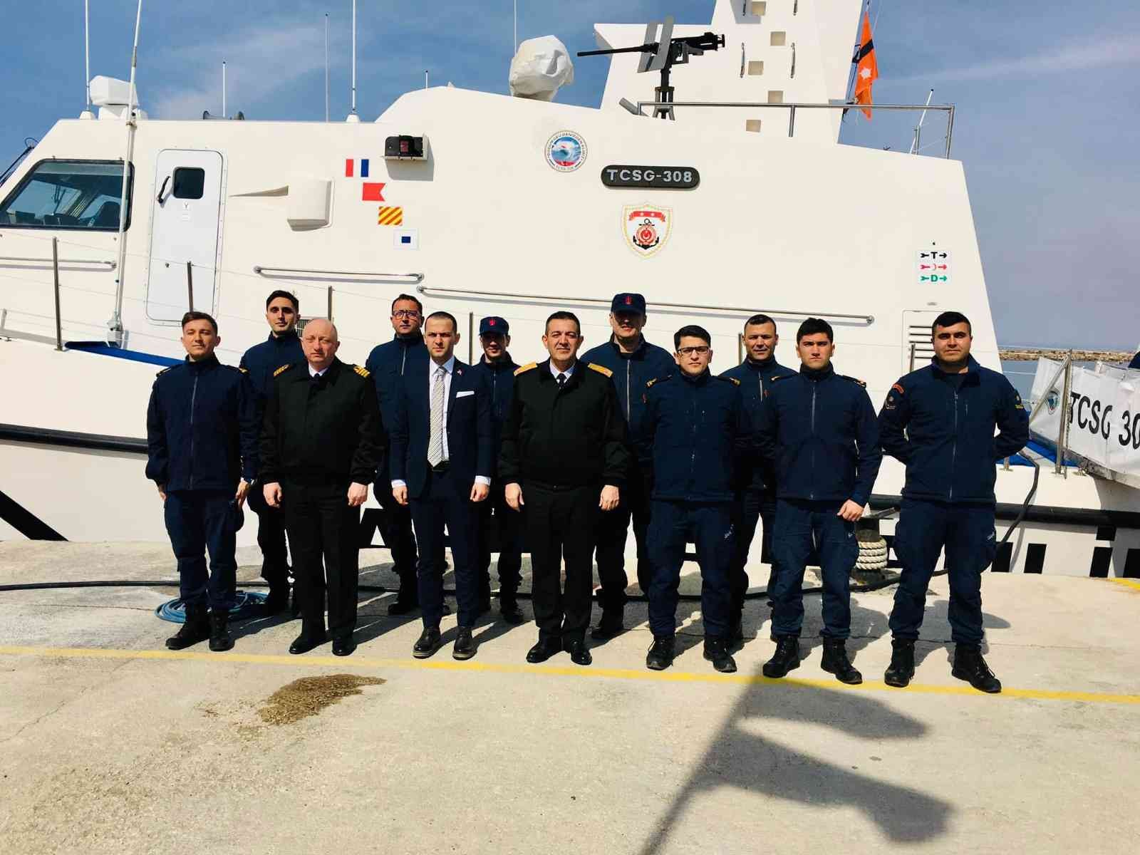 Kaymakam, Boğazlar Bölge Komutanı ve komutanlar, Sahil Güvenlik ekipleriyle bir araya geldi Sahil Güvenlik Marmara ve Boğazlar Bölge Komutanı Tuğamiral Tayfun Paşaoğlu ile Sahil Güvenlik İstanbul Onarım Destek Komutanı Albay Karani ...