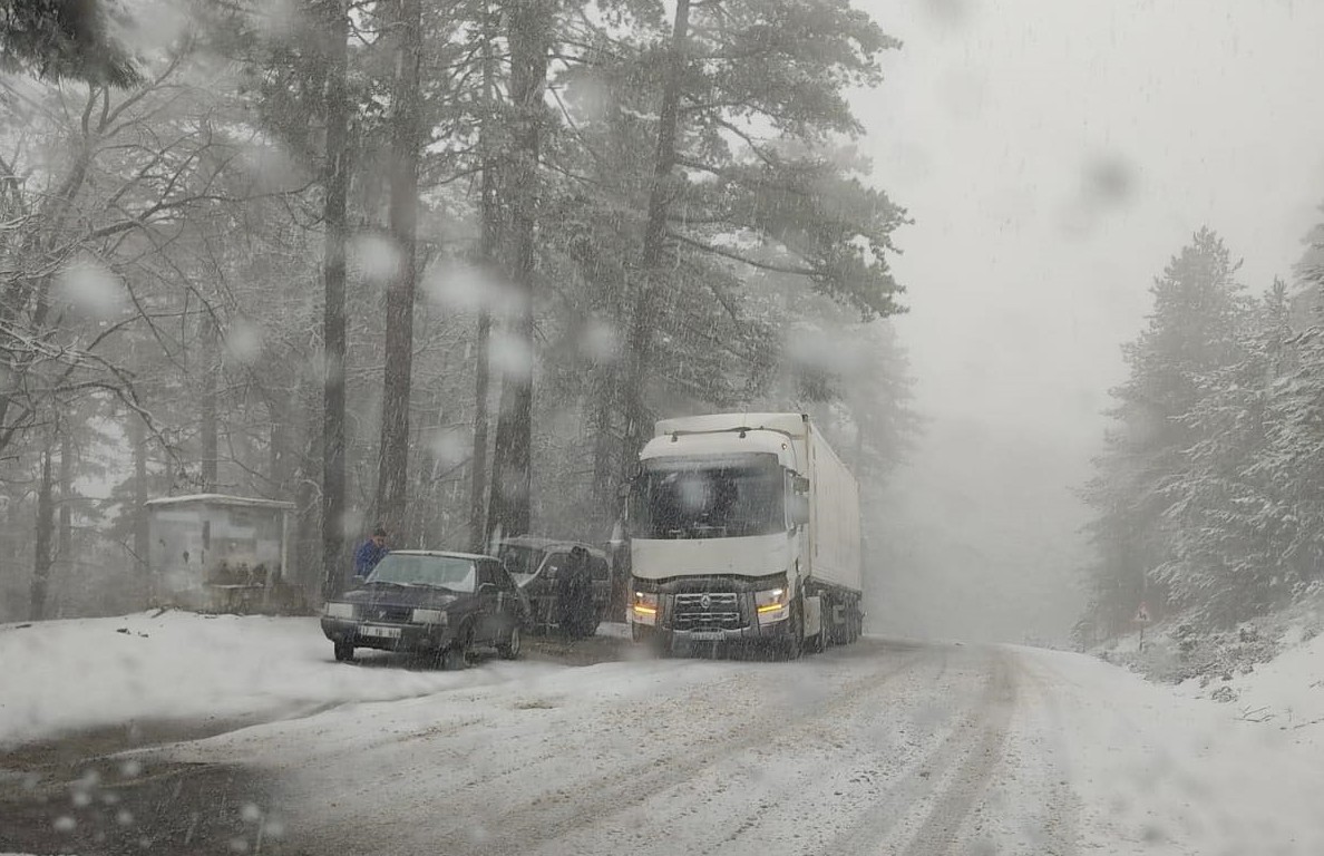 Kazdağları’nda aniden bastıran kar sürücülere zor anlar yaşattı Balıkesir’in Havran, Edremit ve Çanakkale’nin Yenice ilçesi yüksek kesimlerine kar yağışı beklenenden önce gelince hazırlıksız yakalanan ...
