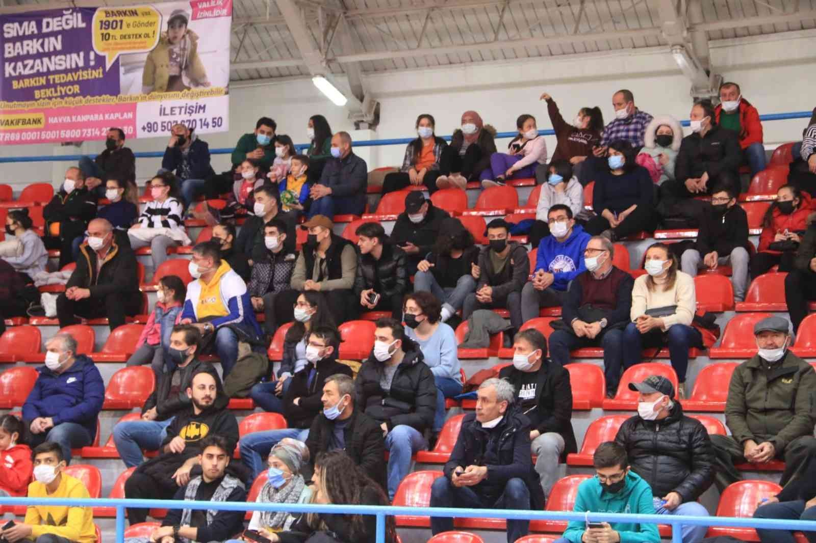 KBSL: UMF Yapı İzmit Belediyespor:82- Çankaya Üniversitesi:79 79 mağlup etti. Salon: İzmit Atatürk Spor Hakemler: Ahmet Tatlıcı xx, Cemil Uygül xx, Seda Esen xx UMF Yapı İzmit Belediyespor: İdil Türk xx 8 ...