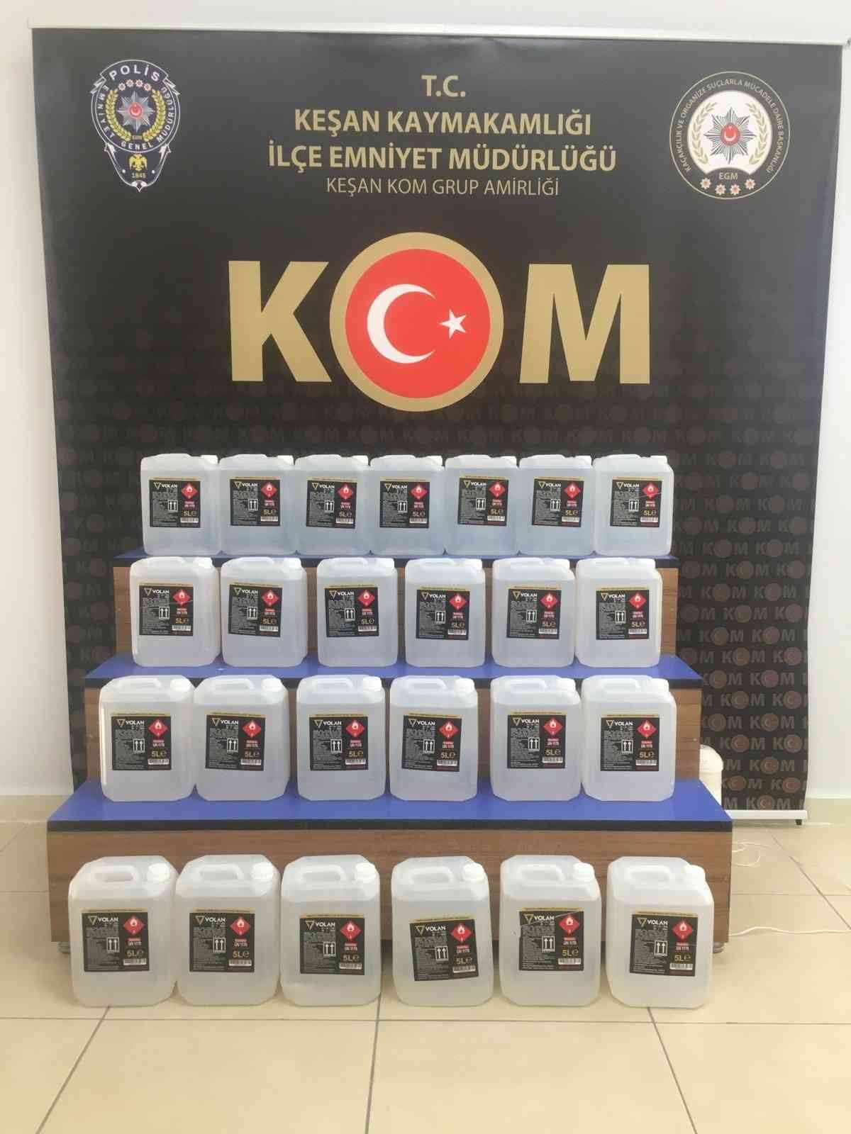 Keşan’da bir otomobil içinde litrelerce etil alkol ele geçirildi Edirne’nin Keşan ilçesinde bir otomobilde yapılan aramada tam 125 litre etil alkol ele geçirildi. Edinilen bilgiye göre, Kaçakçılık ve Organize ...