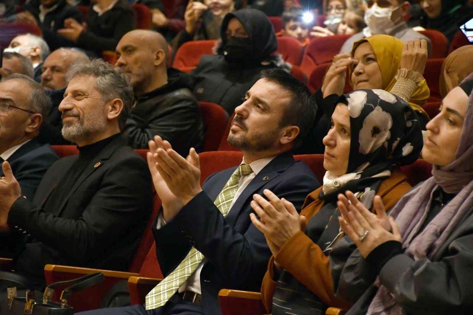 Kestel 13. Kitap Günleri Ahmet Şafak’ın katılımıyla başladı Kestel Belediyesi 13.Kitap Günleri ziyaretçilerine kapılarını açtı. 1-10 Mart tarihleri arasında gerçekleşecek olan kitap günleri coşkulu bir ...