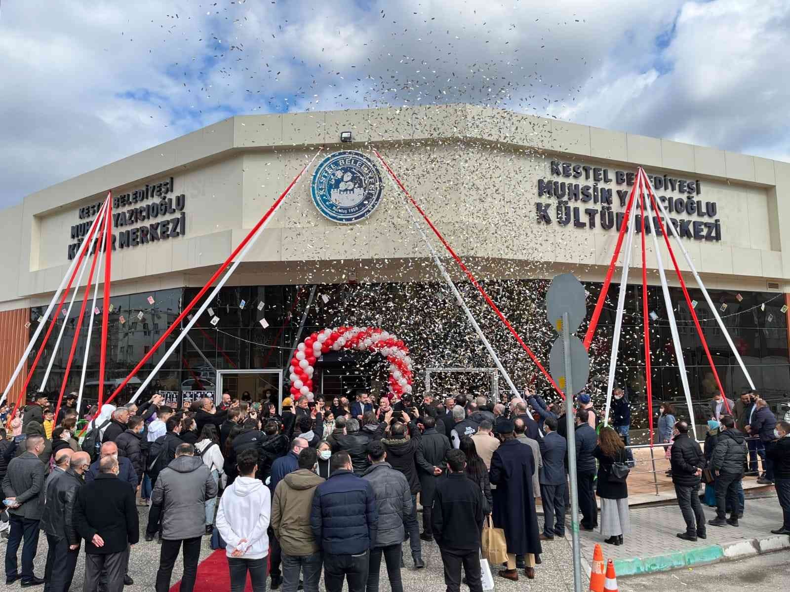 Kestel 13. Kitap Günleri Ahmet Şafak’ın katılımıyla başladı Kestel Belediyesi 13.Kitap Günleri ziyaretçilerine kapılarını açtı. 1-10 Mart tarihleri arasında gerçekleşecek olan kitap günleri coşkulu bir ...