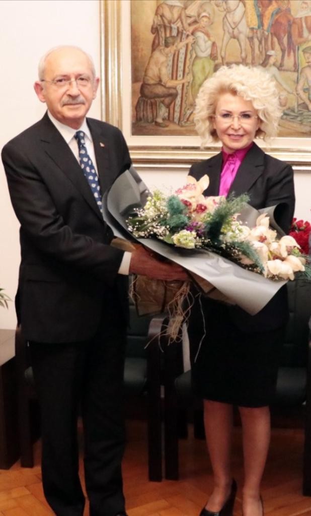 CHP Genel Başkanı Kemal Kılıçdaroğlu, 8 Mart Dünya Emekçi Kadınlar Günü vesilesiyle TBMM’de grup toplantısı sonrasında makam odasında 36 yıllık ...